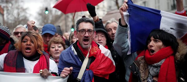 Fransa'nın başkenti Paris'te Sarı Yelekler'e karşı 'Kırmızı Fularlar' eylemi - Sputnik Türkiye