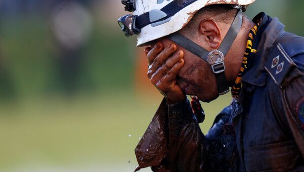 Brezilya'daki maden atık barajının çökmesi sonucu kaybolan kişilere ulaşmaya çalışan kurtarma ekibi mensubu - Sputnik Türkiye