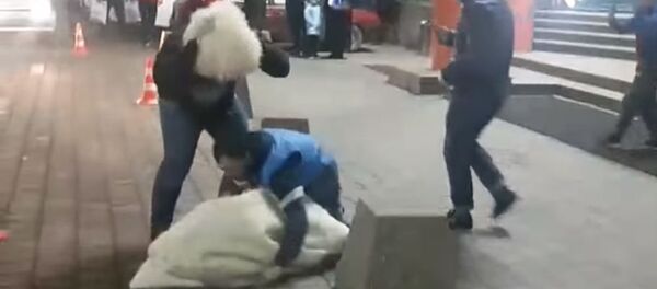 Rusya'da bir adam, evleneceği kadını kaçırmaya çalışırken iki kez düştü - Sputnik Türkiye