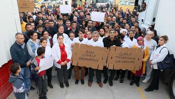 Garip Tavukçuluk'un üretim tesisi önünde eylem yapan işçiler - Sputnik Türkiye