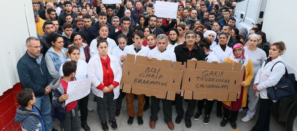 Garip Tavukçuluk'un üretim tesisi önünde eylem yapan işçiler - Sputnik Türkiye