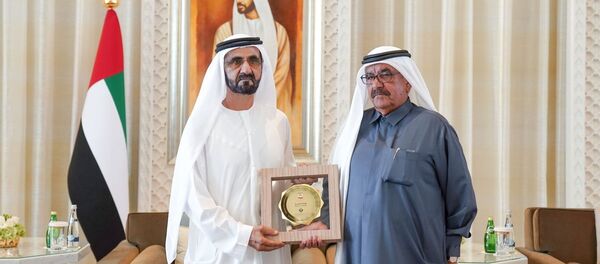 Birleşik Arap Emirlikleri (BAE), Devlet Başkan Yardımcısı ve Dubai Emiri Şeyh Muhammed bin Raşid el Maktum'un cinsiyet eşitliği ödüllerini layık gördüğü erkeklere tek tek elden verirken görüntülerini yayımladı. - Sputnik Türkiye