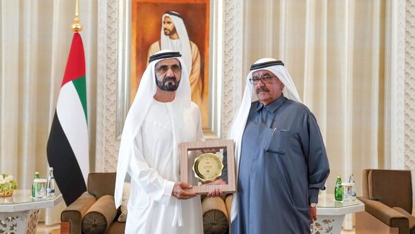 Birleşik Arap Emirlikleri (BAE), Devlet Başkan Yardımcısı ve Dubai Emiri Şeyh Muhammed bin Raşid el Maktum'un cinsiyet eşitliği ödüllerini layık gördüğü erkeklere tek tek elden verirken görüntülerini yayımladı. - Sputnik Türkiye