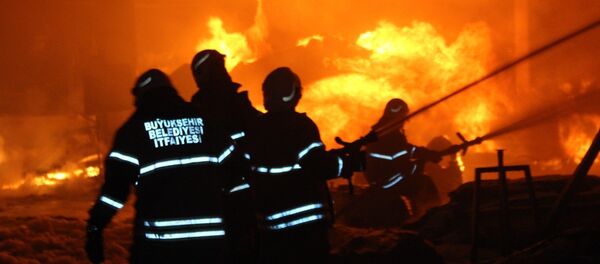 İzmir’in Menemen ilçesinde geri dönüşüm tesislerinde çıkan yangın, diğer fabrikalara sıçradı. Onlarca itfaiye ekibi yangına müdahale ediyor.  - Sputnik Türkiye
