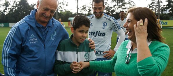 Palmeiras, Silvia Grecco ile 12 yaşındaki görme engelli oğlu Nickollas'ı antremanda ağırladı, teknik direktör  Luiz Felipe Scolari anne-oğulla özel olarak ilgilendi. - Sputnik Türkiye