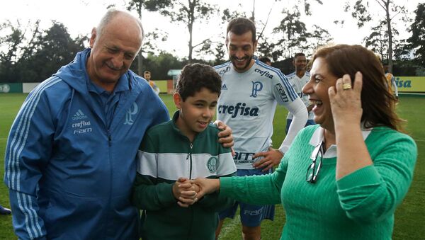 Palmeiras, Silvia Grecco ile 12 yaşındaki görme engelli oğlu Nickollas'ı antremanda ağırladı, teknik direktör  Luiz Felipe Scolari anne-oğulla özel olarak ilgilendi. - Sputnik Türkiye