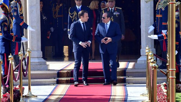 Sisi (sağda) Macron'u Kahire'deki başkanlık sarayında devlet töreniyle karşıladı. - Sputnik Türkiye