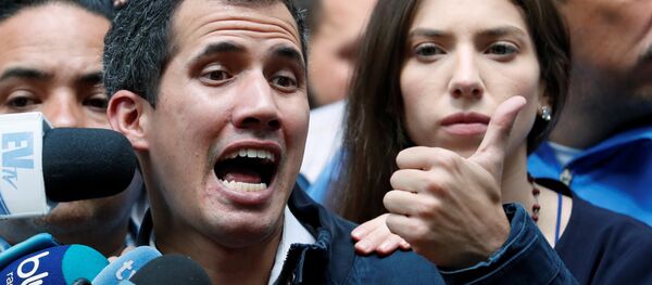 Juan Guaido eşi Fabiana Rosales ile pazar ayinine katıldıktan sonra medyanın sorularını yanıtladı. - Sputnik Türkiye