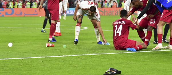 29 January 2019'da Abu Dabi'nin Muhammed Bin Zayed Stadyumu'nda BAE ile Katar arasında oynanan Asya Kupası yarı finali, sık sık sahaya şişe ve terlik atılmasıyla sekteye uğradı. - Sputnik Türkiye