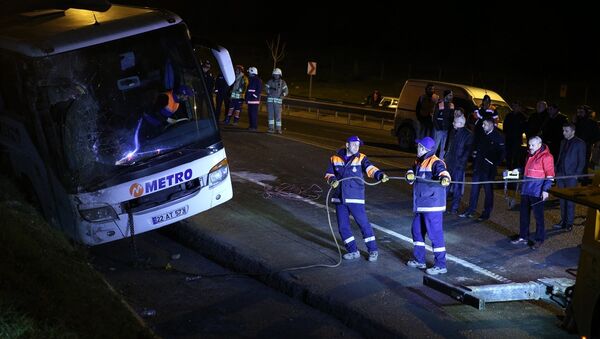 İstanbul'da yolcu otobüsünün devrilmesi sonucu 2 kişi öldü, 3'ü ağır 21 kişi yaralandı - Sputnik Türkiye