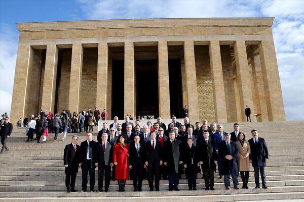 CHP İzmir Büyükşehir Belediye Başkan adayı Tunç Soyer, beraberindeki heyetle Anıtkabir'i ziyaret etti. Soyer daha sonra İkinci Cumhurbaşkanı İsmet İnönü'nün kabrini ziyaret ederek karanfil bıraktı. - Sputnik Türkiye