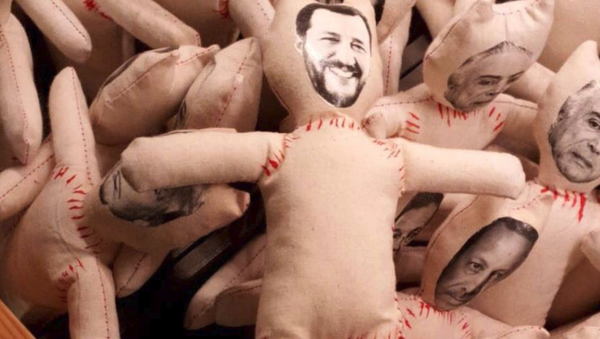İtalya İçişleri Bakanı Matteo Salvini - voodoo bebek paylaşımı - Sputnik Türkiye