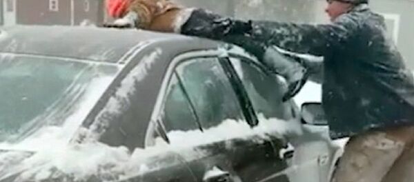 ABD'den eğlenceli kar manzaraları: Bir baba, arabasının üzerindeki karları temizlemek için çocuğunu kullandı - Sputnik Türkiye