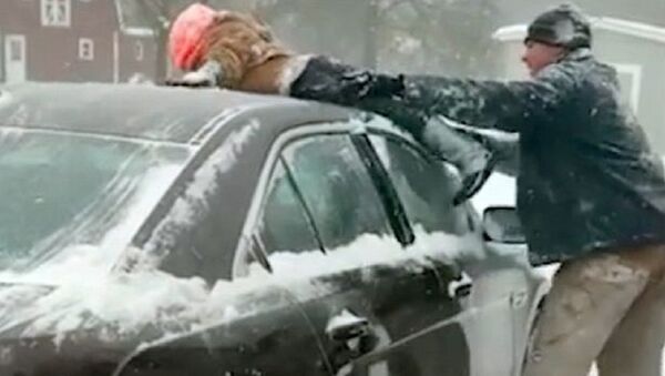 ABD'den eğlenceli kar manzaraları: Bir baba, arabasının üzerindeki karları temizlemek için çocuğunu kullandı - Sputnik Türkiye