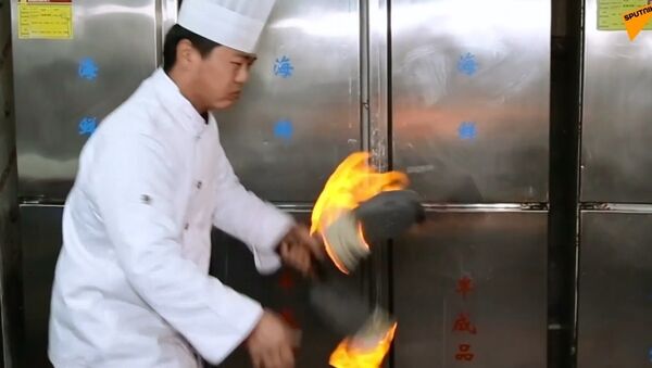 Çinli usta aşçıdan alevli bıçakların dansı - Sputnik Türkiye