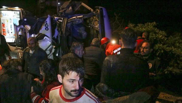 Adana'da asker uğurlamasına gidenleri taşıyan midibüs devrildi - Sputnik Türkiye