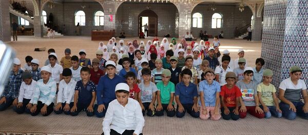 Diyarbakır'da çocuk imam dönemi: Cübbeyi giyip cemaate namaz kıldırıyorlar - Sputnik Türkiye