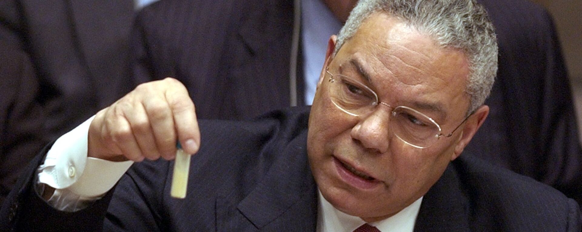 Colin Powell présente une fiole censée contenir de l'anthrax au Conseil de sécurité de lOnu - Sputnik Türkiye, 1920, 05.02.2023