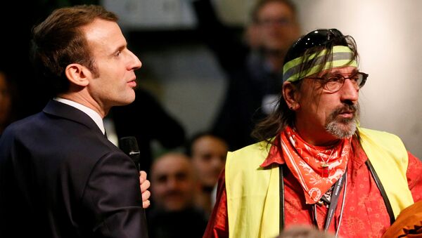 Sarı Yelekler'in taleplerini dinlemek ve hayata geçirebilmek amacıyla Fransa çapında 'Büyük Ulusal Tartışma' toplantıları başlatmış bulunan Emmanuel Macron, 24 Ocak'ta Valence yakınındaki Bourg-de-Peage'de düzenlenen toplantıya katıldı ve bazı Sarı Yelek üyeleriyle biraraya geldi. - Sputnik Türkiye