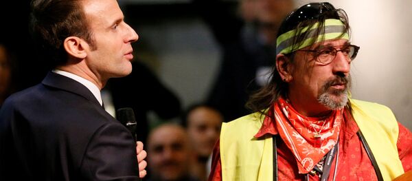 Sarı Yelekler'in taleplerini dinlemek ve hayata geçirebilmek amacıyla Fransa çapında 'Büyük Ulusal Tartışma' toplantıları başlatmış bulunan Emmanuel Macron, 24 Ocak'ta Valence yakınındaki Bourg-de-Peage'de düzenlenen toplantıya katıldı ve bazı Sarı Yelek üyeleriyle biraraya geldi. - Sputnik Türkiye