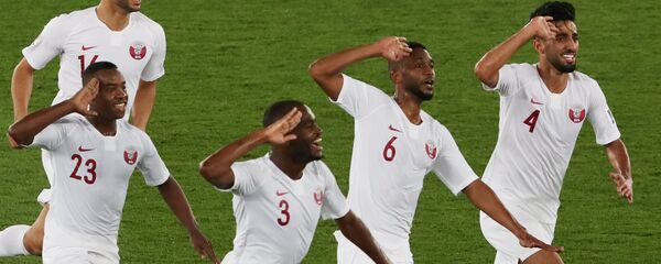 2019 Asya Kupası Japonya-Katar finali... Katar milli futbol takımının Abdelaziz Hatim'in ayağından gelen 2. golün ardından sevinç gösterisi... - Sputnik Türkiye