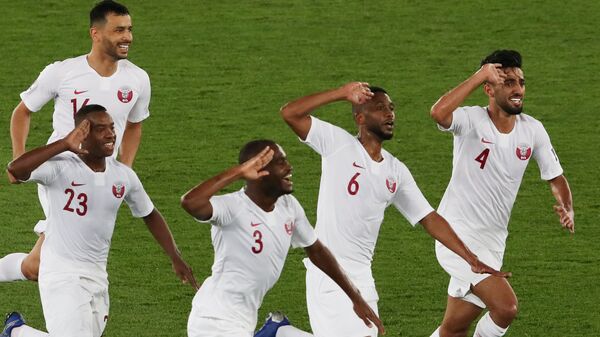 2019 Asya Kupası Japonya-Katar finali... Katar milli futbol takımının Abdelaziz Hatim'in ayağından gelen 2. golün ardından sevinç gösterisi... - Sputnik Türkiye