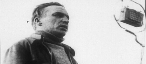 Kuzey Kutbu üzerinde Moskova'dan ABD'ye ilk inişsiz uçuş gerçekleştiren Sovyet pilot Çkalov 115 yaşında - Sputnik Türkiye