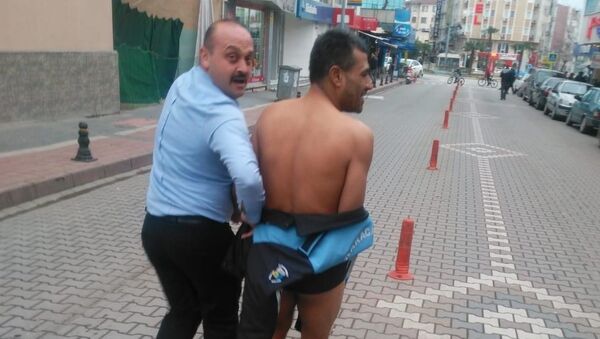 Bursa'da bir adam sokakta çırılçıplak yürüdü - Sputnik Türkiye