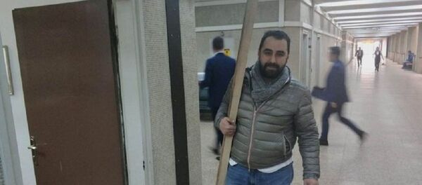 Ağır cezalık olan toz kavgasında 'kalas' delil olarak sunuldu Ağır cezalık olan toz kavgasında 'kalas' delil olarak sunuldu - Sputnik Türkiye