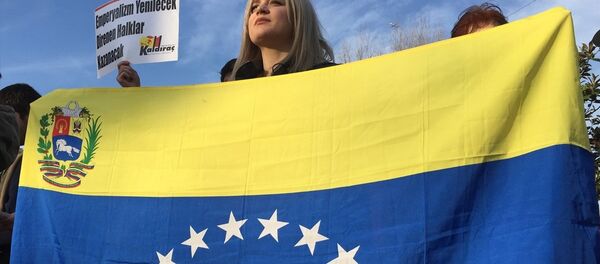 Venezüella Dayanışma Komitesi, Beşiktaş Meydan'da bir araya gelerek, Venezüella halkına destek eylemi gerçekleştirdi. - Sputnik Türkiye