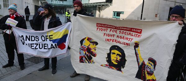 İngiliz basınının Venezüella haberleri BBC önünde protesto edildi - Sputnik Türkiye