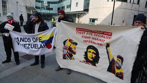 İngiliz basınının Venezüella haberleri BBC önünde protesto edildi - Sputnik Türkiye