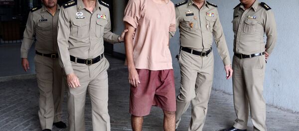 Tayland'da mahkemeye ayaklarından zincirli halde getirilen 25 yaşındaki Hakeem al-Araibi (Hakim el Araybi), daha önce Bahreyn'de gözleri bağlanarak falakaya yatırıldığını anlattı. Şii toplumunun mensubu olduğunu, erkek kardeşinin de siyasi aktivist olduğunu, bu yüzden Bahreyn'in Sünni kraliyet makamları tarafından hedef alındıklarını belirtti. - Sputnik Türkiye