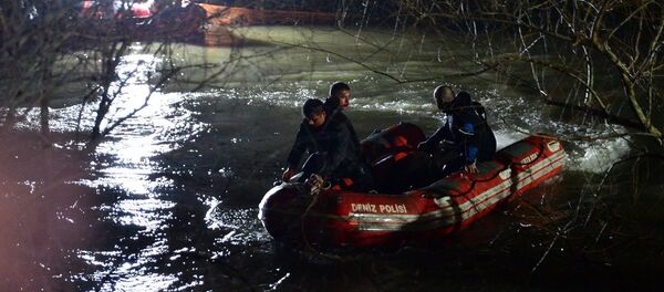 Çanakkale'nin Ezine ilçesinde, su seviyesi yükselen derede akıntıya kapılarak kaybolmasının ardından 3 gün sonra bulunan otomobilde, dört gençten üçünün cesetleri bulundu. - Sputnik Türkiye