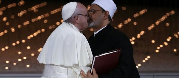 El Ezher Kurumu Şeyhi Ahmed et-Tayyib ile Katoliklerin ruhani lideri ve Vatikan Devlet Başkanı Papa Franciscus - Sputnik Türkiye