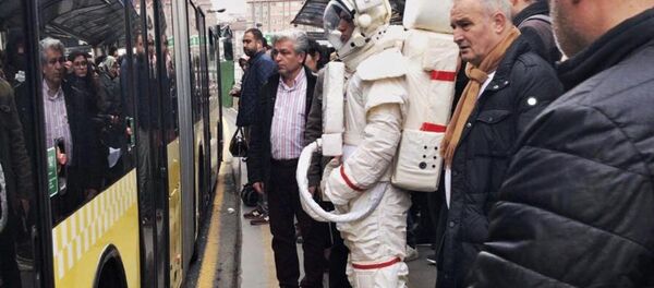 astronot kıyafeti ile metrobüs durağında bekleyen bir vatandaş - Sputnik Türkiye