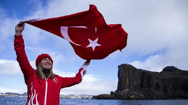 Antarktika'da tüpsüz dalan ilk kadın sporcu: Şahika Ercümen - Sputnik Türkiye