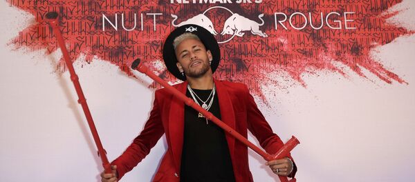 Nisan ayına kadar sahalara dönmesi beklenmeyen PSG'nin Brezilyalı yıldızı Neymar Jr, 27. yaşını çılgın bir partiyle kutladı. Teması kırmızı renk olan partide Neymar'ın koltuk değnekleriyle verdiği pozlar tartışma yarattı. - Sputnik Türkiye