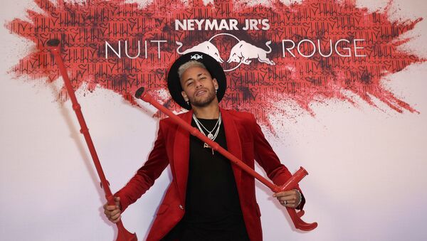 Nisan ayına kadar sahalara dönmesi beklenmeyen PSG'nin Brezilyalı yıldızı Neymar Jr, 27. yaşını çılgın bir partiyle kutladı. Teması kırmızı renk olan partide Neymar'ın koltuk değnekleriyle verdiği pozlar tartışma yarattı. - Sputnik Türkiye