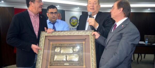 AK Parti İzmir Büyükşehir Belediye Başkan Adayı Nihat Zeybekci'nin ziyaretinde konuşan Esnaf ve Sanatkarlar Kredi ve Kefalet Kooperatifi Başkanı Salahaddin Hünü, AK Parti'ye oy vermeyeni Allah çarpar dedi. - Sputnik Türkiye