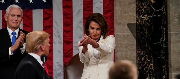 Trump'ın Meksika sınırına duvar inşa edilmesi konusunda hükümetin kapalı kaldığı dönemde polemiğe girmekten geri durmadığı Demokrat Temsilciler Başkanı Nancy Pelosi'nin, 'intikam politikasının terk edilmesi' çağrısı yapan Trump'ı alkışladığı anlardan bir kare de kinaye olarak yorumlandı.  - Sputnik Türkiye
