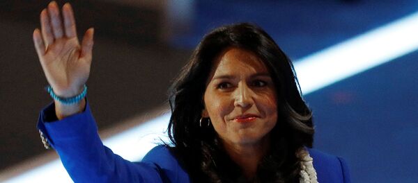 2016 başkanlık seçimleri için Demokrat Parti içindeki yarışta Senatör Bernie Sanders'ı desteklemiş Hawaii milletvekili Tulsi Gabbard, 2020 başkanlık seçimleri için aday adaylığını açıklayan ilk isimlerden biri oldu. - Sputnik Türkiye
