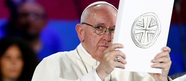 Pope Francis holds the Book of the Gospels as he meets Italian youth at the ancient Circo Massimo in Rome, Italy August 11, 2018 - Sputnik Türkiye