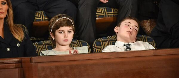 First Lady Melania Trump'ın davetlisi olarak SOTU'ya katılan çocuklar arasında kanser hastalığından kurtulan Grace Eline ve soyadı yüzünden okul arkadaşlarının zorbalığına uğrayan Joshua Trump vardı. Başkan Donald Trump konuşurken Joshua Trump'ın uyuyakalması, kameralara yansıdı. - Sputnik Türkiye