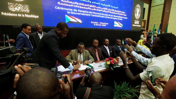Orta Afrika Cumhuriyeti hükümetiyle silahlı gruplar, nihai barış anlaşmasını imzaladı - Sputnik Türkiye