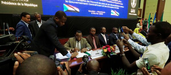 Orta Afrika Cumhuriyeti hükümetiyle silahlı gruplar, nihai barış anlaşmasını imzaladı - Sputnik Türkiye