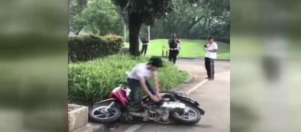 Trafik cezasına kızdı, motosikletini parçaladı - Sputnik Türkiye