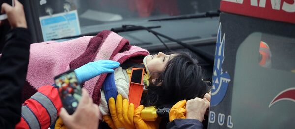 Enkaz altından 5 yaşındaki Havva Tekgöz kurtarıldı. - Sputnik Türkiye