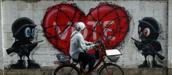 Tayland'ın başkenti Bangkok'ta, 2014 askeri darbesi sonrası düzenlenecek ilk seçimler için oy kullanma çağrısı yapan duvar resimleri - Sputnik Türkiye