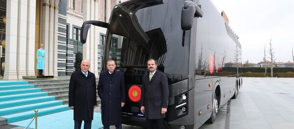 Cumhurbaşkanı Recep Tayyip Erdoğan (ortada), BMC firması tarafından Cumhurbaşkanlığına hediye edilen aracı inceledi. - Sputnik Türkiye